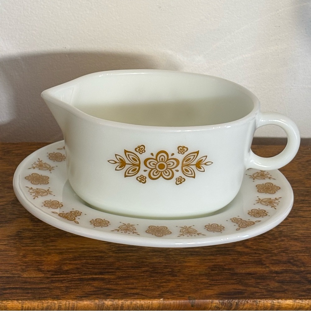 Pyrex vintage milk glass Butterfly Gold gravy boat with plate - Picture 6 of 6